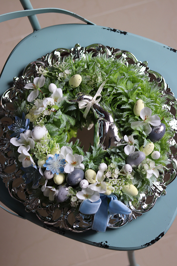 stroik wielkanocny na talerzu z gąską, Blue Relisse, śr.33cm