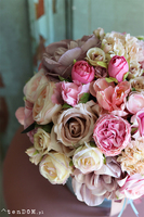 bogaty welurowy flowerbox z różami, Polinea, wys.28cm