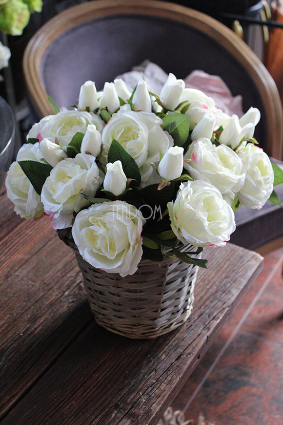 bogaty kosz z białymi różami i pąkami Romance White 35x35cm