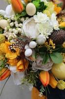 okrągła kompozycja kwiatowa na stolik Wiosenna Piękność 1, wys.26cm