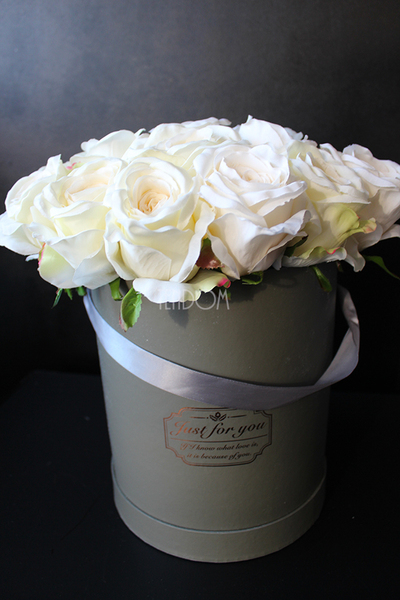 kompozycja kwiatowa / bukiet Flowerbox Roses Ecru, wys.34cm