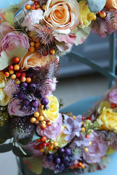 Colenissa, barwny wianek z dmuchawcami i jagodami, śr.54cm 