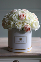 duży biały flowerbox z różami, Mariella 2, wys.36cm