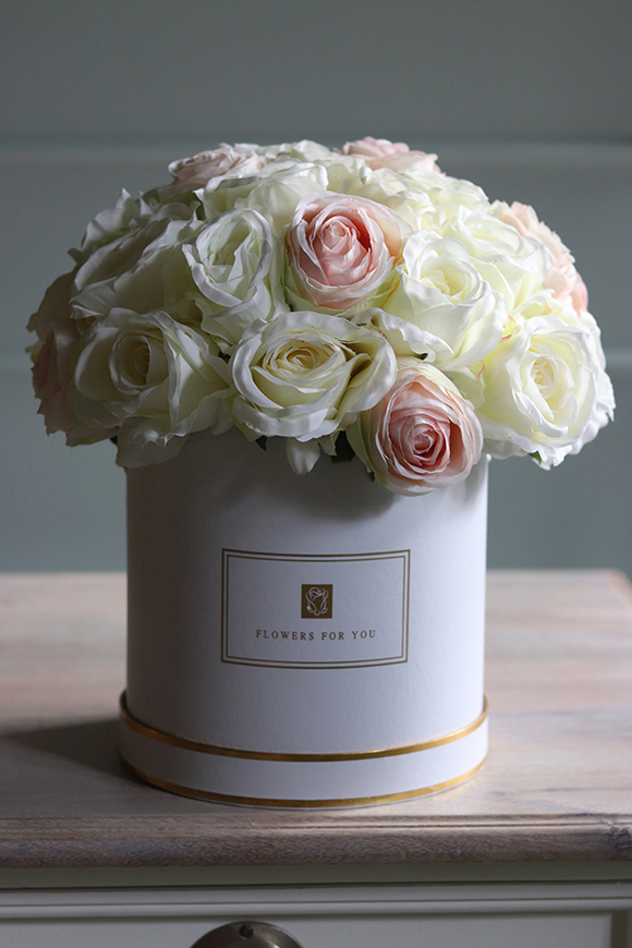 duży biały flowerbox z różami, Mariella 2, wys.36cm