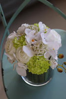 biało-zielony bukiet kwiatów w szklanym wazonie, Orchideano, wys.27cm