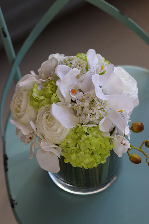 biało-zielony bukiet kwiatów w szklanym wazonie, Orchideano, wys.27cm