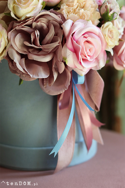 bogaty welurowy flowerbox z różami, Polinea, wys.28cm