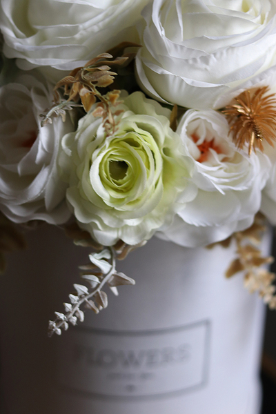 Cellasa, biały flowerbox z różami, wys.38cm