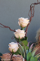 Bliskość Cappuccino, kompozycja nagrobna w naczyniu łódce, wym.78x86x52cm