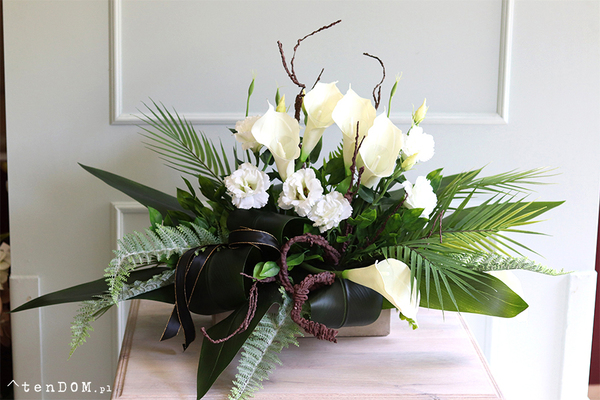 Karlitto, dekoracja nagrobna z kallą i eustomą, wym.56x86cm 