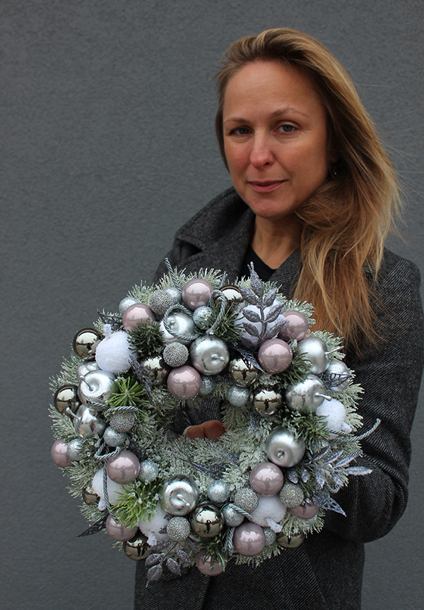 Silver Christmas Time, świąteczny wianek na drzwi, śr 27cm