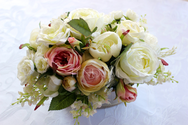 kompozycja kwiatowa / bukiet Sensenia wys.22cm, dł. kompozycji 30cm