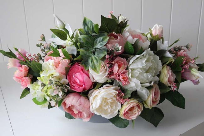 Augustyna kompozycja kwiatowa w popielatym naczyniu, dł.70cm