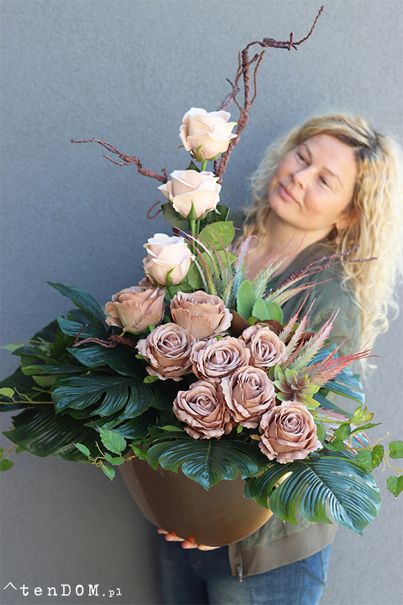 Bliskość Cappuccino, kompozycja nagrobna w naczyniu łódce, wym.78x86x52cm