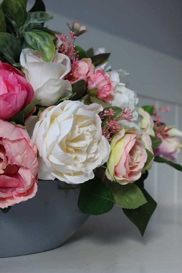 Augustyna kompozycja kwiatowa w popielatym naczyniu, dł.70cm