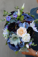 Navy Blue kompozycja kwiatowa / bukiet wys.20cm, szer.35cm