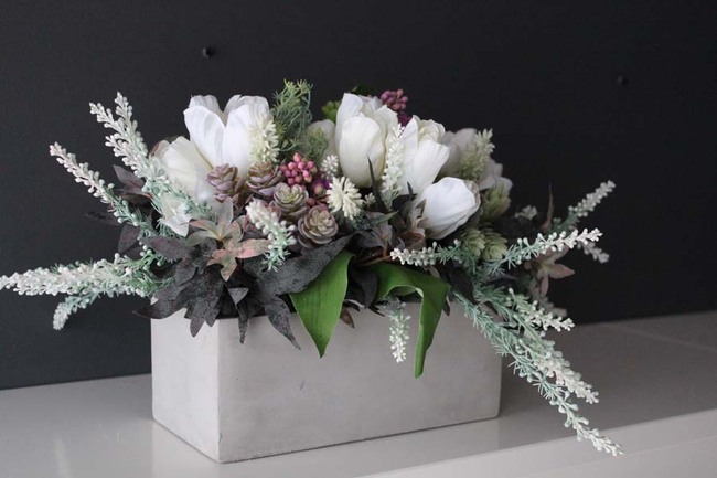 kompozycja kwiatowa w podłużnej donicy, Wiosenna Świeżość, wys.22cm