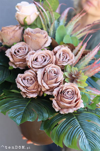 Bliskość Cappuccino, kompozycja nagrobna w naczyniu łódce, wym.78x86x52cm