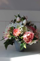 Augustyna kompozycja kwiatowa w popielatym naczyniu, dł.70cm