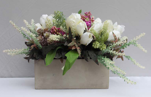 kompozycja kwiatowa w podłużnej donicy, Wiosenna Świeżość, wys.22cm