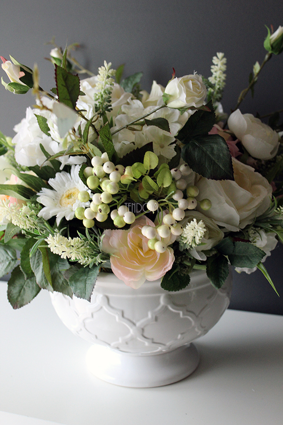 cudowna biała kompozycja kwiatowa / bukiet Edala, wys.37cm