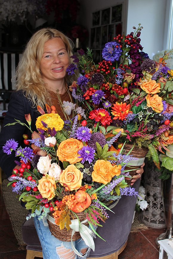 Jesień II kompozycja kwiatowa / bukiet w koszu wym.54x46cm 