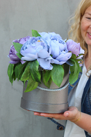 kompozycja kwiatowa / bukiet Flowerbox Blue, wys.22cm