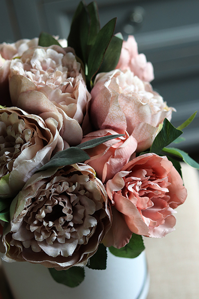 kompozycja kwiatowa / bukiet Flowerbox Pudrova Peonia, wys.35cm