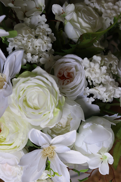 Balinna, niezwykle gęsty welurowy flowerbox z białymi kwiatami, wys.50cm