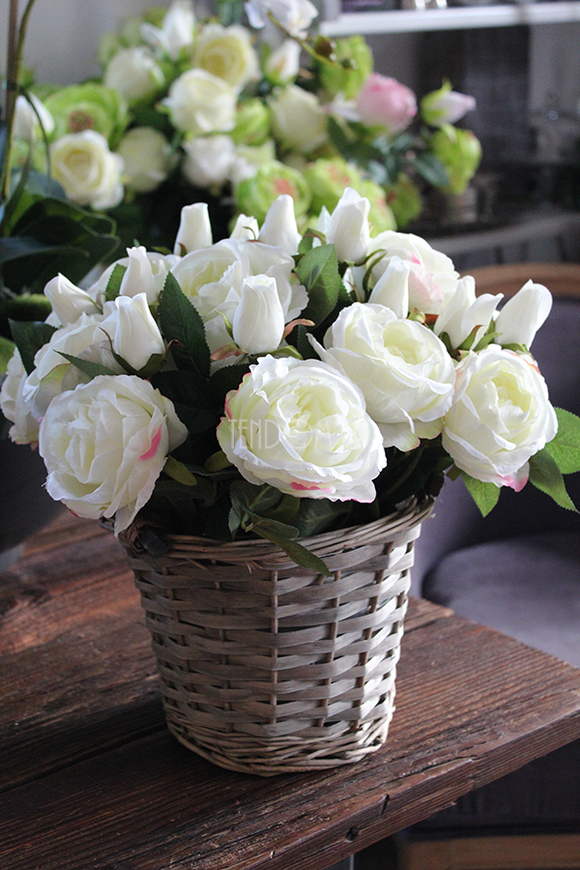bogaty kosz z białymi różami i pąkami Romance White 35x35cm