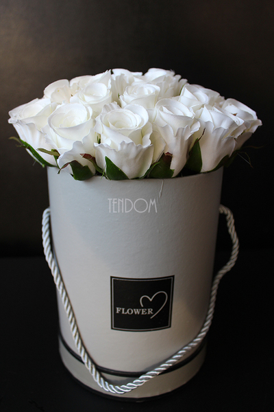 kompozycja kwiatowa / bukiet Flowerbox szarość & biel, wys.23cm