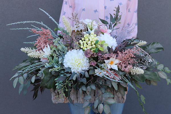 dekoracja nagrobna w drewnianej skrzyneczce, Pudrova Nemora, wym.40x68x48cm