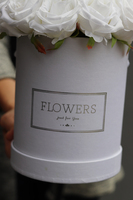 Anielski Flowerbox Big, biały flowerbox z różami, wys.30cm 