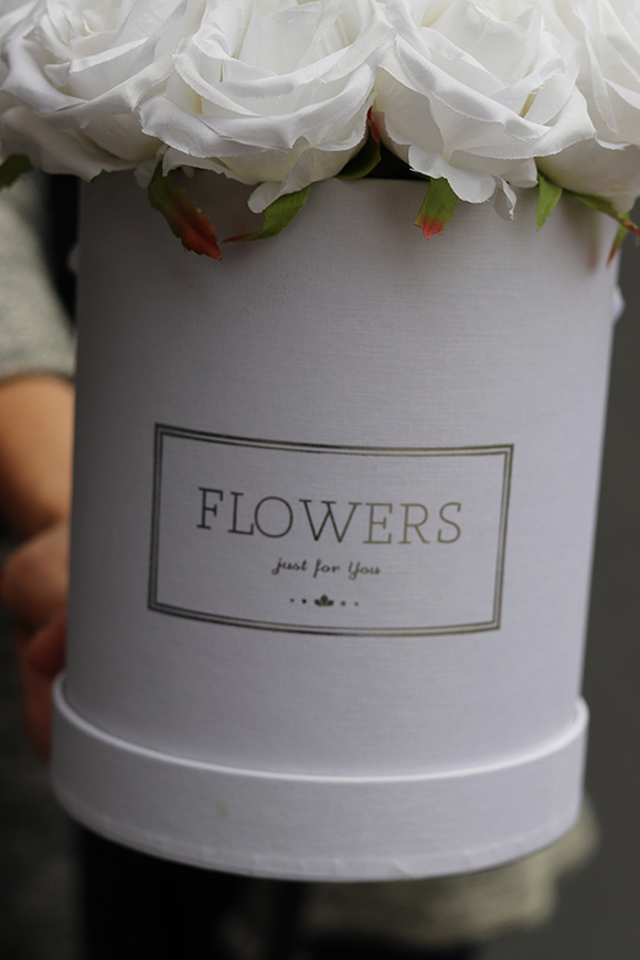 Anielski Flowerbox Big, biały flowerbox z różami, wys.30cm 