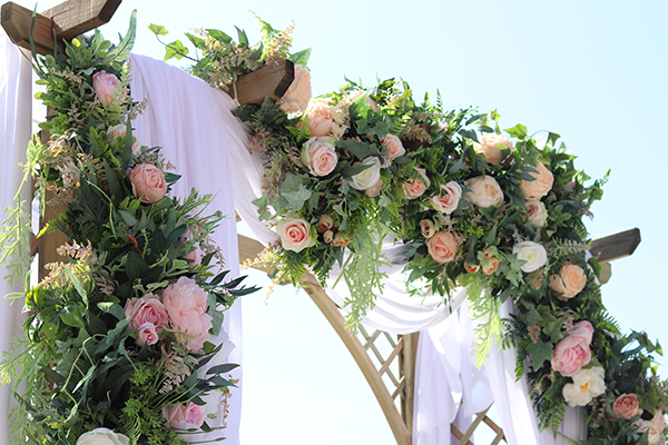 pergola ślubna ze sztucznych kwiatów wypożyczalnia 