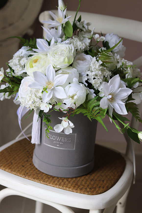 Balinna, niezwykle gęsty welurowy flowerbox z białymi kwiatami, wys.50cm
