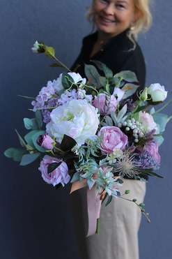 Figaro, bogaty bukiet nagrobny z piwonią, wys.50cm