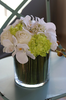 biało-zielony bukiet kwiatów w szklanym wazonie, Orchideano, wys.27cm