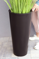 Alija Perra Negra, sztuczna trawa w czarnej donicy, wys.180cm