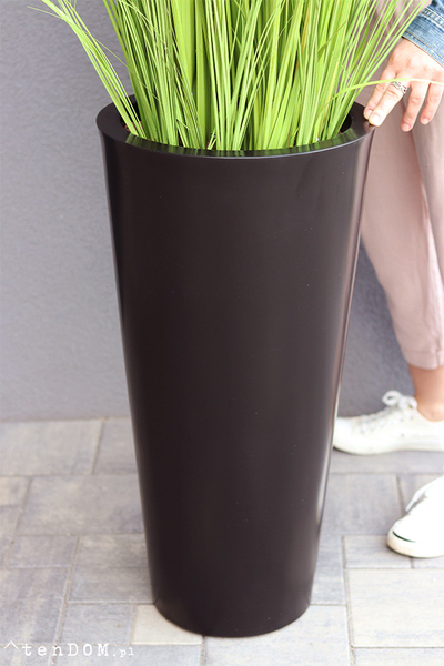 Alija Perra Negra, sztuczna trawa w czarnej donicy, wys.180cm