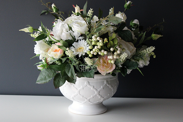 cudowna biała kompozycja kwiatowa / bukiet Edala, wys.37cm