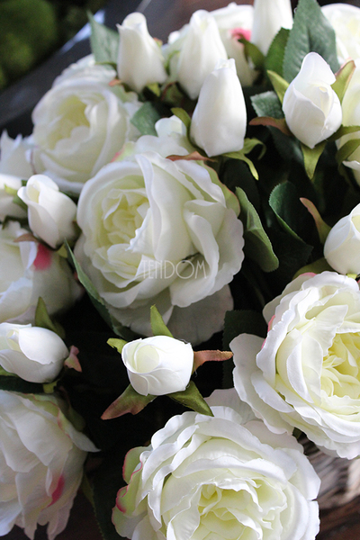 bogaty kosz z białymi różami i pąkami Romance White 35x35cm