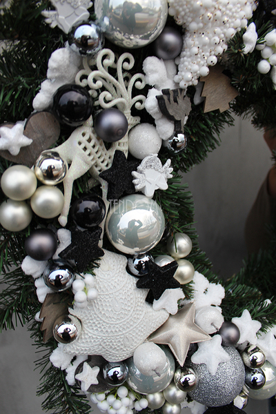 Święta w tenDOM dekoracyjny biało-czarny wianek / stroik, śr.52cm