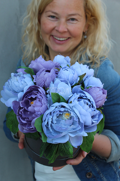 kompozycja kwiatowa / bukiet Flowerbox Blue, wys.22cm