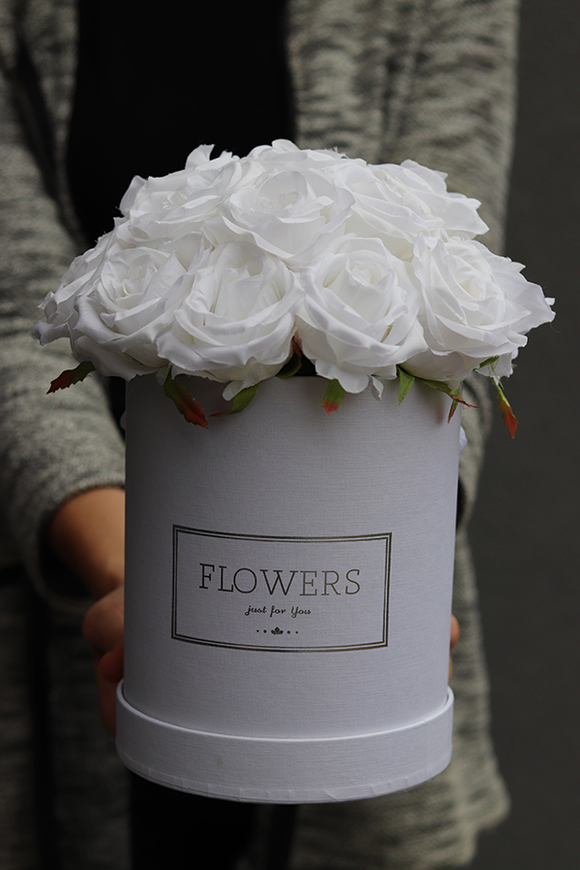 Anielski Flowerbox Big, biały flowerbox z różami, wys.30cm 