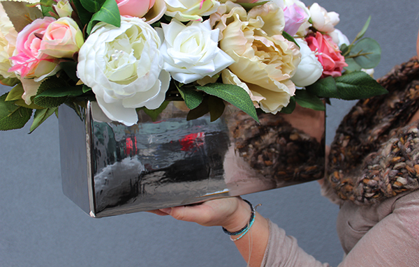 Augustyna, kompozycja kwiatowa w lustrzanym naczyniu, wym.55x38x34cm