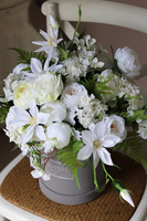 Balinna, niezwykle gęsty welurowy flowerbox z białymi kwiatami, wys.50cm