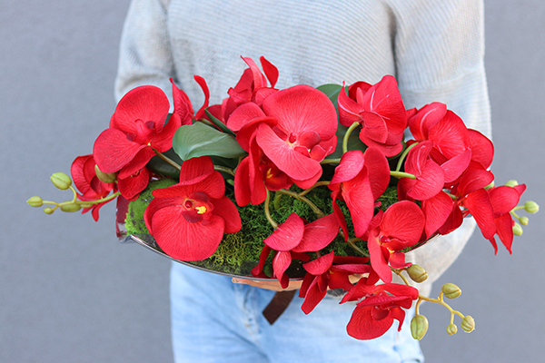 Dekoria Czerwień, sztuczny storczyk w metalowej paterze, wym.24x42cm