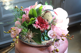 kompozycja kwiatowa z kulą Różowa Dekoria Karanna, wym.20x33cm 