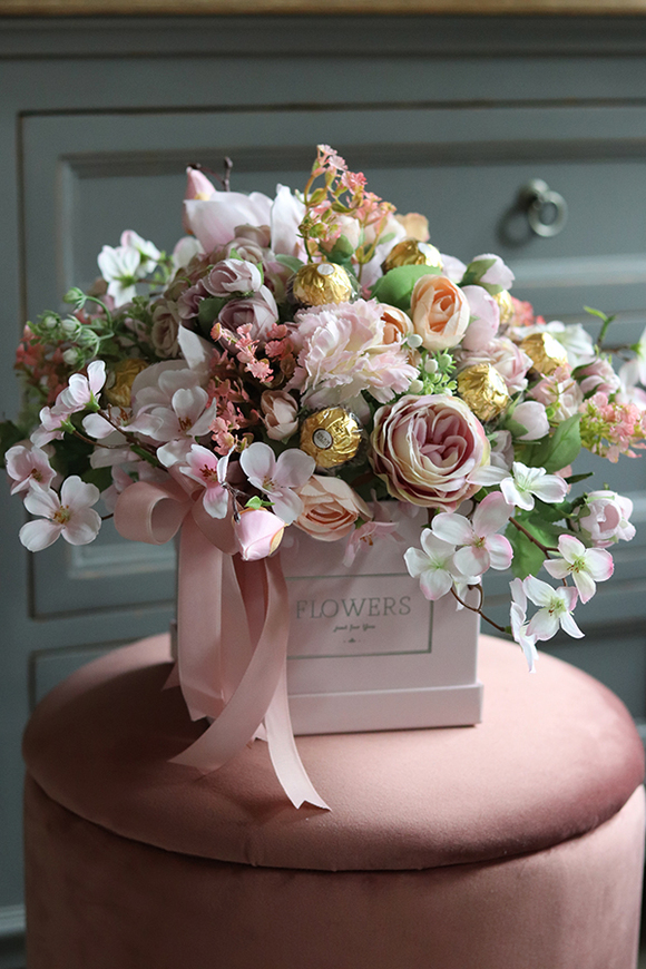 Chocolates, flowerbox z pralinami, Wiosenna Delicja, wys.33cm